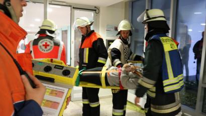 Bild: exb
Die Feuerwehren evakuierten die "Patienten" auch mittels Tragen über das vorgelagerte Dach.