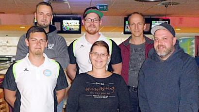 Bild: R. Kreuzer
Matthias Kastner (Mitte, hinten) bleibt Vorsitzender des TSC Soccerclubs. Stellvertreter ist Berthold Zimmerer (vorne, rechts). Kassiererin wurde Kathrin Söllner (vorne, Mitte), Trainer ist Tobias Blechschmied (vorne, links), Beisitzer Martin Beutner (hinten, rechts) und Fabian Zintl (hinten, links).