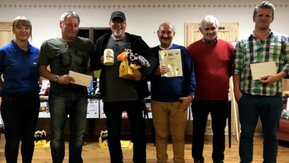 Bild: zer
Vorsitzende Melanie Neiser gratuliert Reinhard Hübner, Jens Kluge, Martin Höhne, Richard Grasser und Christopher Kraus.