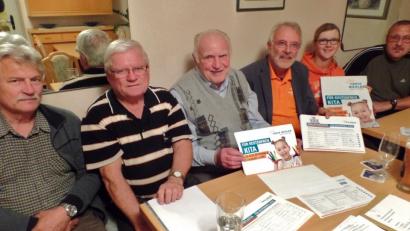 Bild: Brendel, Hubert (BR)
Mit Stolz präsentierten die Freien Wähler bei ihrer Monatsversammlung das Ergebnis der durchgeführten Unterschriftenaktion für kostenfreie Kindertagesstätten. Unser Bild zeigt (von links), Franz Schmidt, Edmund Bruckner, Alfred Bauer, Vorsitzender Hans Schmid, Tanja Scherm und Karlheinz Sehnke.