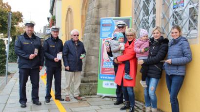 Bild: stg
Polizeihauptmeister Carsten Landgraf, Polizeihauptkommissar Bernhard Gleißner von der Kemnather Inspektion, Josef Krauß (von links) von der Gebietsverkehrswacht sowie Polizeihauptkommissar Dieter Striegl (von links) finden für ihre Informationsbroschüren in allen Altersgruppen Abnehmer.