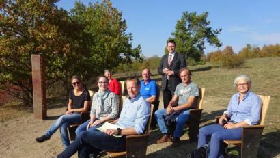 Bild: Hirsch
Silke Lohr, Maria Hanauer, Christian Meyer, Maria Steger, Peter Roidl, Florian Zeitler, Anne Wendl und Thomas Ebeling, nahmen Platz im Landschaftskino am Gipfelkreuz in Premberg.