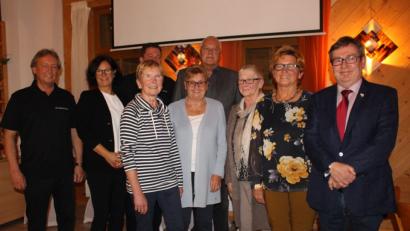 Bild: fphs
Über eine Urkunde freuen sich die Gründungsmitglieder. Das Bild zeigt von links Vorsitzenden Herbert Pscherer, Bürgermeisterin Friederike Sonnemann, Ingrid Wildgans, zweiten Vorsitzenden Olaf Korf (halb verdeckt), Anneliese Heinl, Peter Wildgans, Marita Späth, Brigitte Schraml und Bezirksvorsitzenden Johannes Deppisch.