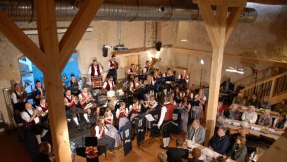 Bild: pop
Die Volksmusik des Lauterachtals begeistert die Besucher des Stammtischs im Schmidmühlener Schlossstadel.