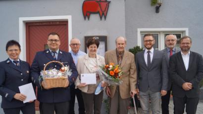 Bild: du
Rektor a.D. Wilhelm Knopp (Vierter von rechts) freut sich an seinem 90. Geburtstag über die Glückwünsche seiner Tochter Rita (links daneben), seines Neffen Herbert Schmid (Dritter von links) sowie der Vertreter von Gemeinde, Pfarrei und Feuerwehr.