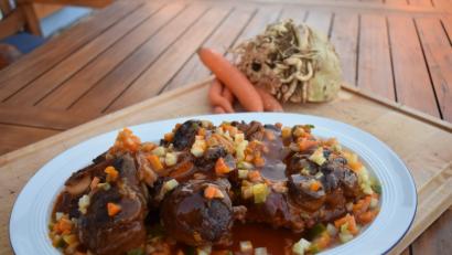 Bild: Schiffer
Ossobuco ist ein traditionelles Schmorgericht der italienischen, speziell der Mailänder Küche. 90 bis 100 Minuten werden die Kalbshaxen-Scheiben sanft im Topf geschmort.