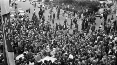 Bild: Stadtarchiv
Als Regierender Bürgermeister von West-Berlin kommt Willy Brandt (im offenen Wagen) am 4. August 1961 auch nach Sulzbach-Rosenberg. Er ist damals schon der große Hoffnungsträger der SPD und kann die Massen begeistern.