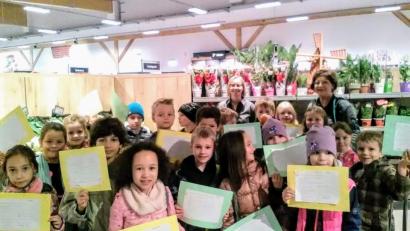 Bild: fdl
Die Schulkinder machen sich in der Obst- und Gemüseabteilung eifrig Notizen.