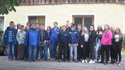 Bild: dob
Schüler der Pfalzgraf-Friedrich-Mittelschule besuchen einen Bio-Bauernhof und sind vollauf begeistert.