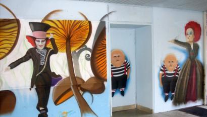 Bild: exb
Motive aus "Alice im Wunderland" schmücken nun Wände im Otto-Hahn-Gymnasium.