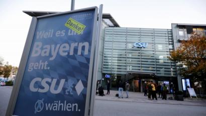 Bild: Michael Kappeler/dpa
Ein "Danke" klebt auf einem CSU Wahlplakat vor der Parteizentrale der CSU in München.