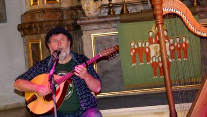 Bild: ds
Tim Browne sang leidenschaftlich irische Volksmusik und begleitete sich auf der Busuki.
