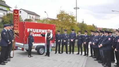 Bild: es
Pfarrer Wilhelm Bauer segnet vor dem Feuerwehrhaus den neuen Feuerwehr-Anhänger.