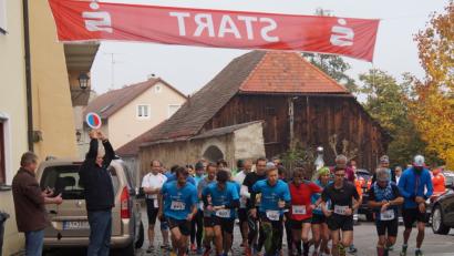 Bild: weu
Peter Wunder gibt das Startzeichen für die ambitionierten Läufer der 10-Kilometer-Strecke, und Jochen Ullmann nimmt die Zeit.