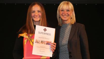 Bild: exb
Zum dritten Mal gewinnt Katharina Baierl den "Superpreis". Nicht viele Ausgezeichnete konnten drei Jahre lang in Folge überzeugen. Kultusstaatssekretärin Carolina Trautner (rechts) überreicht ihr den Preis.