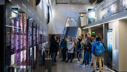 Bild: jzk
Im Dokumentationszentrum Flossenbürg vertiefen die Zehntklässler ihr Schulwissen.