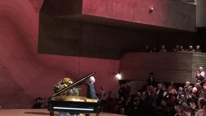 Bild: dok
Der Pianist Daniel Barenboim vor "seinem" Flügel