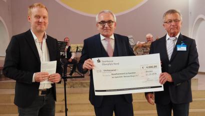 Bild: Bühner
Ludwig Zitzmann, Vorstandsvorsitzender der Sparkasse Oberpfalz Nord (Mitte), überreichte den Spendenscheck von 4000 Euro an Josef Wittmann (rechts), Vorsitzender des Weißen Rings Neustadt-Weiden. Für die Stadt Weiden bedankte sich SPD-Fraktionsvorsitzender Roland Richter.