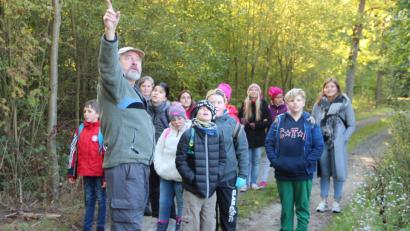 Bild: grm
Aufmerksam verfolgen die Buben und Mädchen der Förderschule aus dem HPZ Irchenrieth den informativen Ausführungen von Forstamtmann Albert Urban über den Wald.