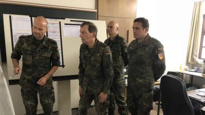 Bild: exb
Oberst Johann Bauer , Kommandeur Regionalstab Territoriale Aufgaben Ost (Mitte) informiert sich über die Lage.