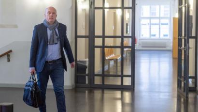 Bild: Armin Weigel/dpa
Joachim Wolbergs (SPD), der suspendierte Oberbürgermeister von Regensburg, geht zum Verhandlungssaal des Landgerichts.