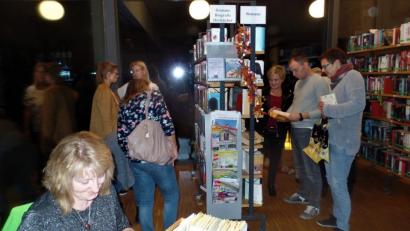 Bild: jml
Gerda Metka (links) hat an der Ausleihe alle Hände voll zu tun, um die vielen Leserwünsche in die Karteikarten einzupflegen.