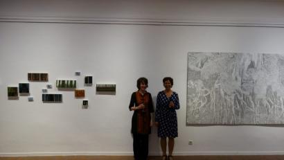 Bild: Susanne Wolke
Anne Pincus (links) und Eva Ertl stellen derzeit gemeinsam im Cordonhaus in Cham aus.