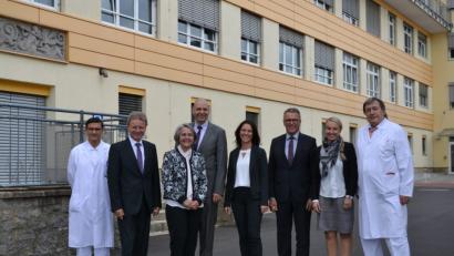 Bild: as
Professor Dr. Rudolf Ascherl (rechts) übergibt die Leitung der Klinik für Traumatologie, Spezielle Chirurgie und Endoprothetik zum Jahresende an Privatdozentin Dr. Alexandra Barthmann (Dritte von links). Bei der Vorstellung wünschten ihr (von links) Dr. Svend Hofmann, Sektionsleiter für Traumatologie, Prokurist Manfred Tretter, Ärztlicher Direktor Dr. Thomas Egginger, Krankenkausleiterin Claudia Kost, Bürgermeister Franz Stahl und stellvertretende Pflegedirektorin Michaela Hutzler einen guten Start.