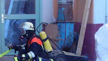 Bild: sck
Bald waren auch die Atemschutzträger bereit zur Suche der vermissten Personen und zum Löscheinsatz im Gebäudeinneren