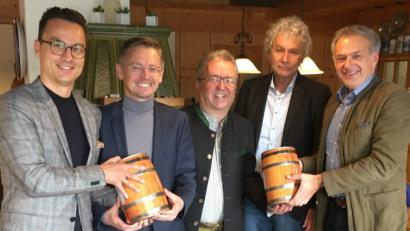 Bild: exb
Mit einem Fässchen Bier gratulierten Fraktionsgeschäftsführer Bernhard Söllner (links), Roland Grillmeier sowie Landrat Wolfgang Lippert (von rechts) dem Landtagsabgeordneten Tobias Reiß und Bezirksrat Toni Dutz (Zweiter und Dritter von links) zur Wiederwahl.
