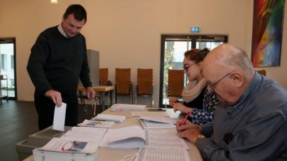 Bild: exb/Thomas Huber
Am Wochenende wurden in ganz Bayern die neuen evangelischen Kirchenvorstände gewählt. Auch in den Pfarreien des Landkreises machten die Gläubigen von Wahlrecht Gebrauch. Viele nutzten die Briefwahl, viele gingen auch in die Wahllokale, die in der Regel in den Gemeindesälen aufgebaut waren.