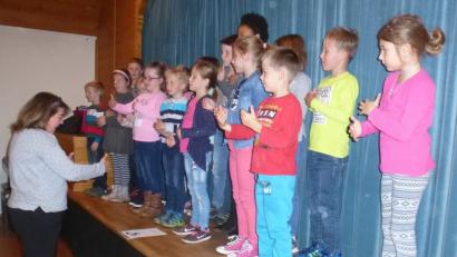 Bild: mad
Der Kinderchor der Grundschule unter der Leitung von Lehrerin Monika Hödl gestaltete den Pfarrfamilienabend mit Liedern und Gesängen.