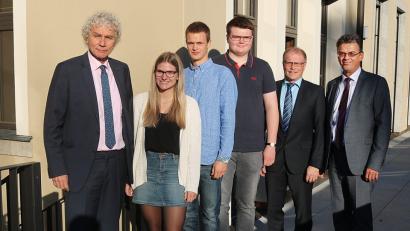 Bild: exb
Von links: Landrat Wolfgang Lippert, Miriam Heldwein, Philip Stangl, Fabian Schmalenbach, Personalrat Max Bindl und Personalchef Walter Brucker.