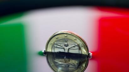 Bild: Patrick Pleul/dpa
Italiens Geld säuft ab: Trotz eines 2,3-Billionen-Euro-schuldenberges greift Roms Populisten-Regierung weiter nach den Sternen.