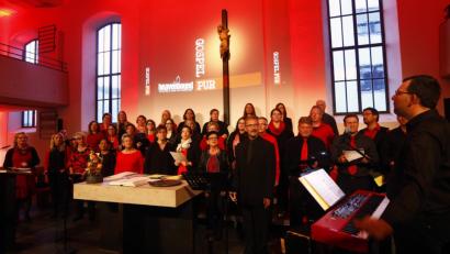 Bild: Christian Wolf
Ein viel bejubeltes Gospelkonzert gab der Chor Heavenbound am Samstag in der evangelischen Erlöserkirche. Chorleiter Thomas Huber (rechts) hatte ein Programm mit ruhigen und mit beschwingten Stücken zusammengestellt.