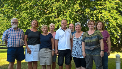 Bild: rn
Evelin Kürzinger-Schlenk, Birgit Drechsler (von rechts), Judith Thurn, Carola Reichert und Johannes Scheck (Zweite, Vierte und Fünfter von links) bilden den neuen Kirchenvorstand der evangelischen Kirchengemeinde Eschenbach-Kirchenthumbach. Walter Trötsch (links), Ingrid Hirsch (Dritte von links), Renate Schneider-Kraus, Michael Weith (Dritte und Vierter von rechts) sowie Matthias Dürr (nicht im Bild) fungieren als Ersatzleute.