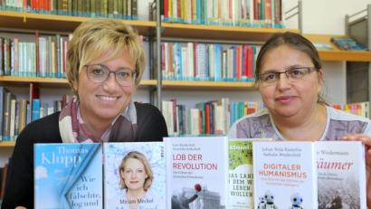 Bild: Wolfgang Steinbacher
Sabine Guhl und Elsbeth Horther-Schneider zeigen in der Regionalbibliothek, was gern gelesen wird.