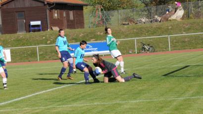 Bild: heh
Laura Bächer im Neusorger Kasten packt sicher zu. Eine Szene aus dem Landesliga-Spiel SV Neusorg gegen SV Leerstetten.