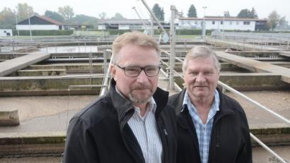 Bild: Gabi Schönberger
Schnittstelle zwischen Nachbarschaftslehrer und Personal der Kläranlagen: Seit 1. Oktober ist Wolfgang Braun (links) neuer ehrenamtlicher Obmann der Kläranlagen des westlichen Landkreises Neustadt - und löst damit Erwin Prößl (rechts) ab.