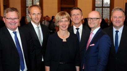 Bild: Stephan Huber
Die Hauptpersonen bei der Amtseinführung (von links): OB Michael Cerny, Stephan Tischer, Beatrix Hilburger, Gerald Haas, Leitender Regierungsschuldirektor Thomas Unger und Landrat Richard Reisinger