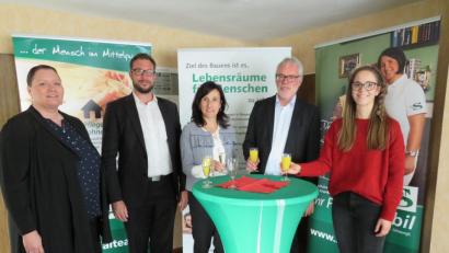 Bild: adj
Eva-Maria Hasenfürter (rechts) und Nicole Bremer (links) werden im Beratungsbüro für das Seniorenservicehaus alle Fragen kompetent beantworten. Andreas Neugierg und Martin Weiß (von links) freuen sich mit Bürgermeisterin Tanja Schiffmann (Mitte), die Bürger gut informieren zu können.