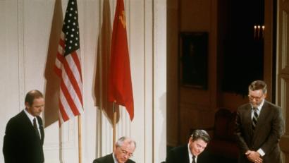Bild:  Photoreporters/dpa
Der damalige US-Präsident Ronald Reagan (rechts) und der damalige sowjetische Parteichef Michail Gorbatschow unterzeichnen am 8. Dezember 1987 in Washington den INF-Vertrag zur Vernichtung der atomaren Mittelstreckenraketen.