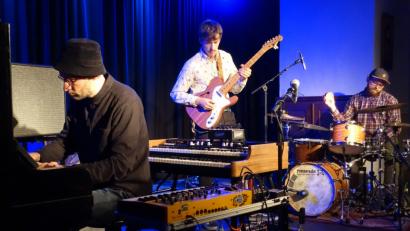 Bild: cog
Der Downbeatclub mit (von links) Jo Aldinger (Tasten), Konni Behrendt (Gitarre) und Matthias Macht (Schlagzeug) bringt den Seidelsaal zum Kochen.