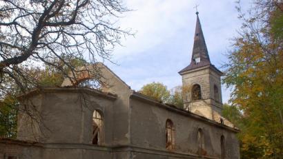 Bild: fjo
Wegen der Einsturzgefahr blieb die Kirchenruine in Neuhäusl zuletzt gesperrt. Nun laufen die Vorarbeiten für eine Neueindeckung des wuchtigen Kirchenschiffs.