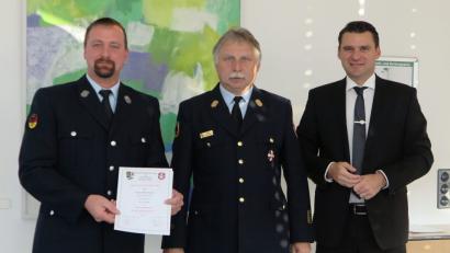 Bild: Hirsch
Landrat Thomas Ebeling (rechts) und Kreisbrandrat Robert Heinfling ernannten Peter Killermann (links) zum neuen Kreisbrandmeister für den Raum Oberviechtach und Winklarn.