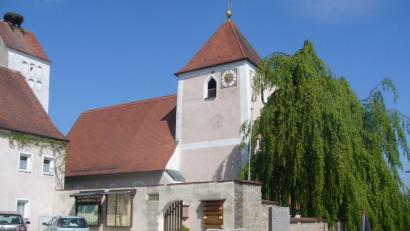 Bild: jml
Der Platz zwischen dem Seiteneingang zum Kriegerhain (rechts) bis zum letzten Fenster des evangelischen Gemeindehauses sollte nach den Vorstellungen des OWV neu gestaltet werden. Dazu könnte auch ein öffentliches, behindertengerechtes WC mit Wickeltisch beitragen. Die Vertreter von Kreisbauamt, Denkmalschutz und Dorferneuerung halten beim Ortstermin wenig von den Ideen.
