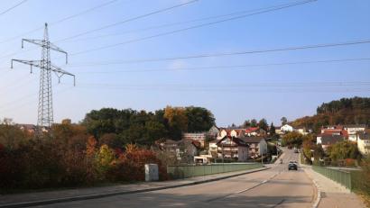 Bild: Gerhard Götz
Die Hochspannungsleitung Ostbayernring verläuft in in Ettmannsdorf nahe an der Wohnbebauung. Das würde sich auf beim Ersatzneubau kaum ändern, beklagen die Anwohner.