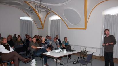 Bild: stg
Hans Losert (rechts) ist einer der Referenten beim Studientag zur Siedlungsgeschichte um den Rauhen Kulm. Weitere Vorträge halten Stefan Wolters (links) und Michael Jaschek (vorne, Vierter von rechts).