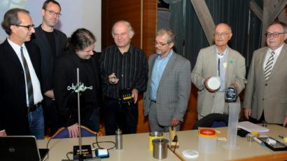 Bild: Stephan Huber
Radiometrisches Seminar in Theuern (von links): Museumschef Michael Ritz, die Experten Dr. Jan-Willem Vahlbruch, Dr. Bernd Hoffmann, Diplom-Physiker Jürgen Putzger, Dr.-Ing. Thomas Steinkopff, Professor Henning von Philipsborn und stellvertretender Landrat Hans Kummert.