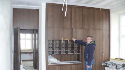 Bild: kgg
Bei der Rathaus-Sanierung gehen die Arbeiten vor allem beim Innenausbau zeitgerecht voran. Im Bild Bauamts-Leiter Martin Rosner in der neuen Poststelle im Erdgeschoss.